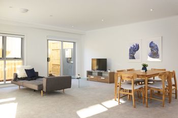 Spacious & Bright 1 Bedroom Apartment - Tourism Adelaide 0