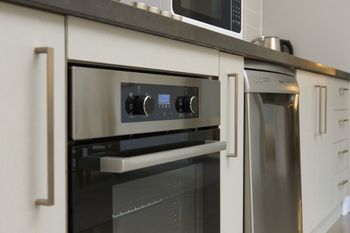 Spacious & Bright 1 Bedroom Apartment - Tourism Adelaide 3
