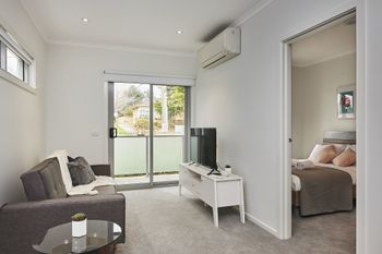 Bright & Updated 1 Bedroom Apartment - Tourism Adelaide 0