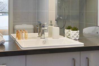 Bright & Updated 1 Bedroom Apartment - Tourism Adelaide 1