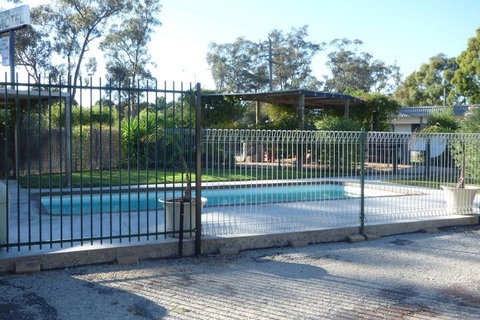 Calder Family Motel - Tourism Adelaide 4