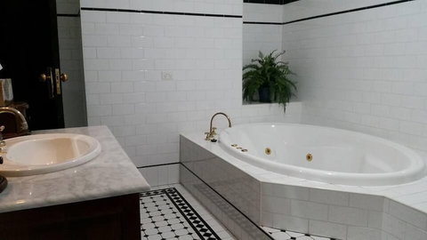 Petersons Armidale Winery & Guesthouse - Tourism Adelaide 5