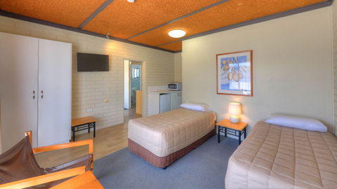 Motel Meneres - Tourism Adelaide 5