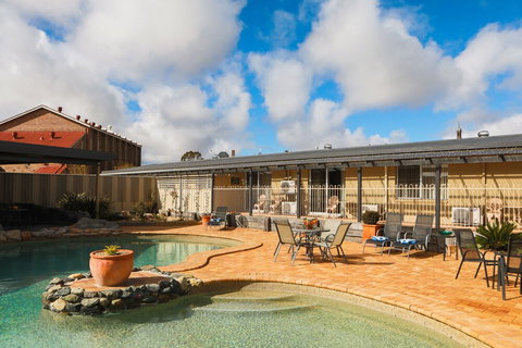 New England Motor Lodge - Tourism Adelaide 1
