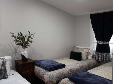 Outback Cellar & Country Cottage - Tourism Adelaide 1
