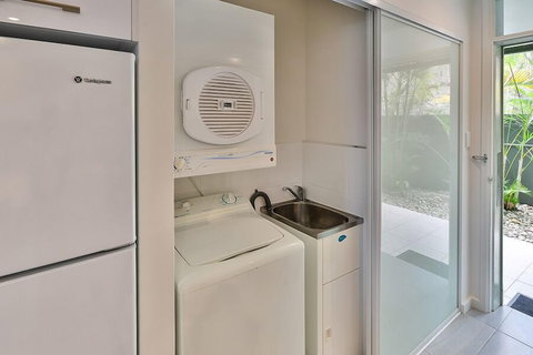 Hibiscus 006 - Tourism Adelaide 3