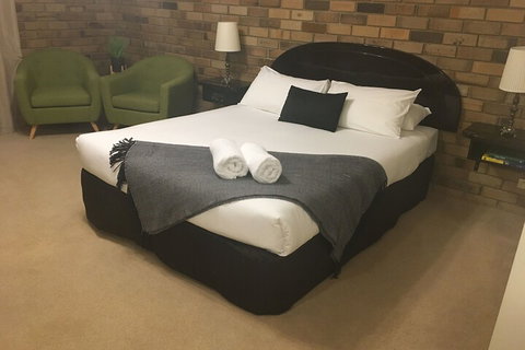 Magdala Motor Lodge & Lakeside Restaurant - Tourism Adelaide 4