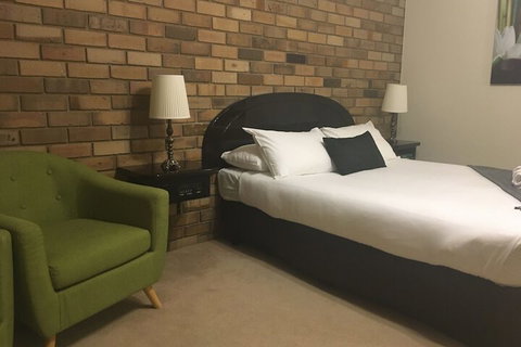 Magdala Motor Lodge & Lakeside Restaurant - Tourism Adelaide 3