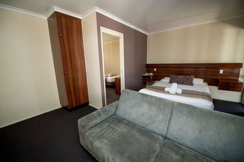 Sarina Motor Inn - Tourism Adelaide 4