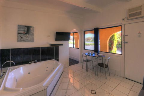 Twin Swans Motel - Tourism Adelaide 7