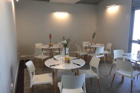 Banana Hotel Motel - Tourism Adelaide 0