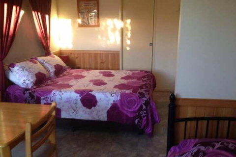 Banjo's Overnight & Holiday Units - Tourism Adelaide 4