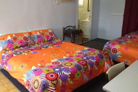 Banjo's Overnight & Holiday Units - Tourism Adelaide 5