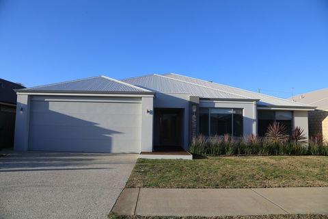 Rainbow Dream House PERTH Holiday Home - Tourism Adelaide 0