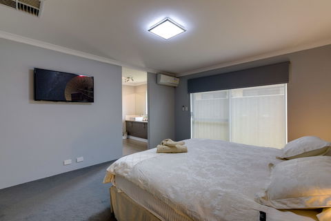 Rainbow Dream House PERTH Holiday Home - Tourism Adelaide 2