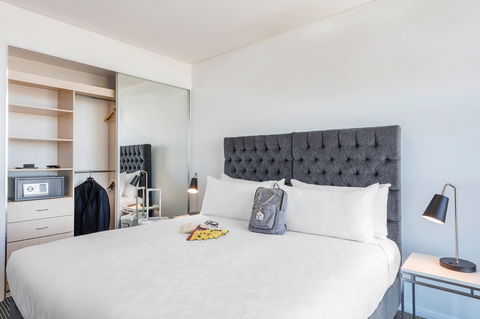 Meriton Suites Campbell Street - Tourism Adelaide 6