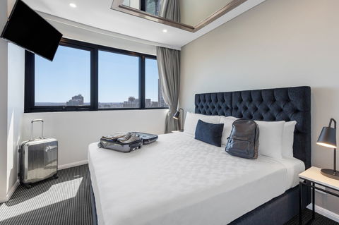 Meriton Suites Kent Street - Tourism Adelaide 3