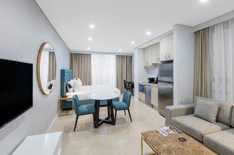Meriton Suites Pitt Street - Tourism Adelaide 6