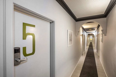 Skyways Hotel - Tourism Adelaide 1