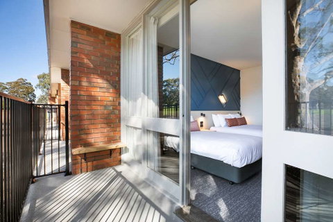 Nightcap at Sandown Park Hotel - Tourism Adelaide 3