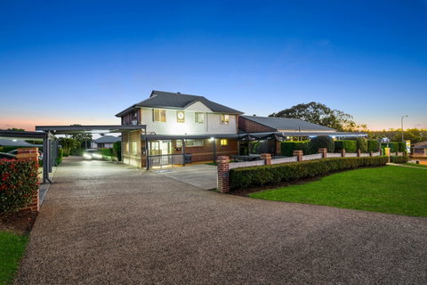 Ambassador On Ruthven Motel - Tourism Adelaide 0