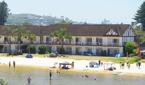 The Clan Lakeside Lodge - Tourism Adelaide 0