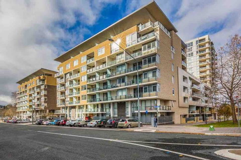 Spacious 1BR Stylish New Acton Apartment +Parking - Tourism Adelaide 13