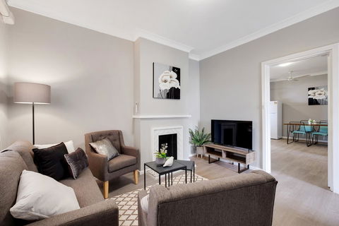 Cute And Cosy - Events, Workers, Getaways - Tourism Adelaide 8