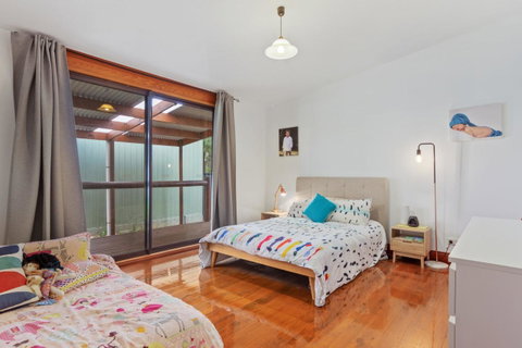 The Log Cabin - 47 Jetty Road - Tourism Adelaide 11