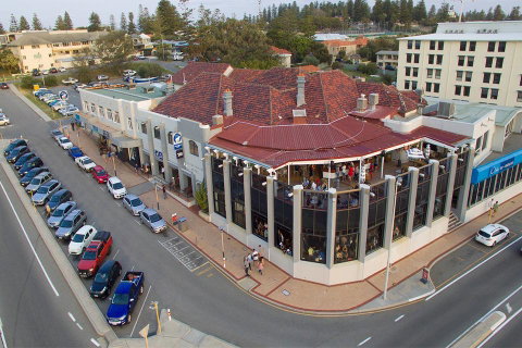 Ocean Beach Hotel - Tourism Adelaide 3