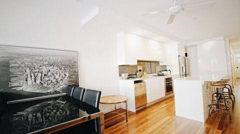 Cozy 5 Bed House In Sydney - Tourism Adelaide 5