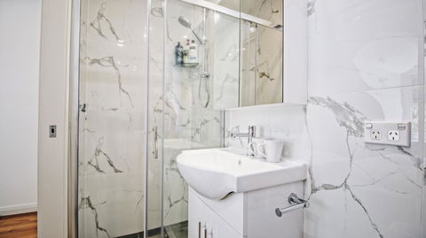 Cozy 5 Bed House In Sydney - Tourism Adelaide 16