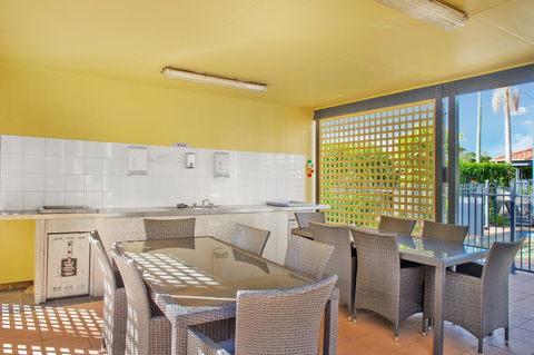South Pacific Apartments - Tourism Adelaide 6