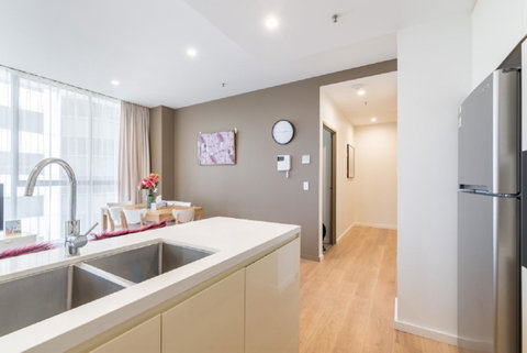 Sydney CBD Modern 2 Bedroom Apartment + Free Car Parking - Tourism Adelaide 6
