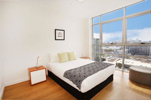 Gadigal Groove - Modern And Bright 3BR Executive Apartment In Zetland With Views - Tourism Adelaide 5