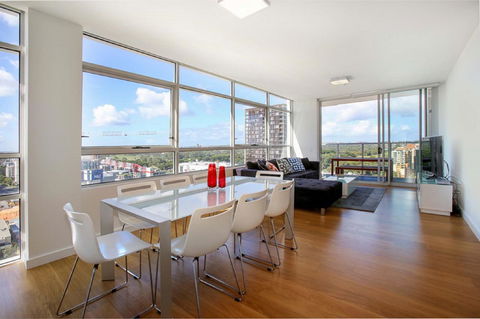 Gadigal Groove - Modern And Bright 3BR Executive Apartment In Zetland With Views - Tourism Adelaide 1
