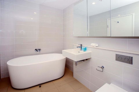 Gadigal Groove - Modern And Bright 3BR Executive Apartment In Zetland With Views - Tourism Adelaide 8