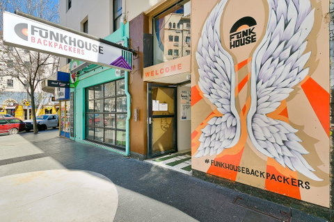 Mad Monkey Downtown - Tourism Adelaide 0