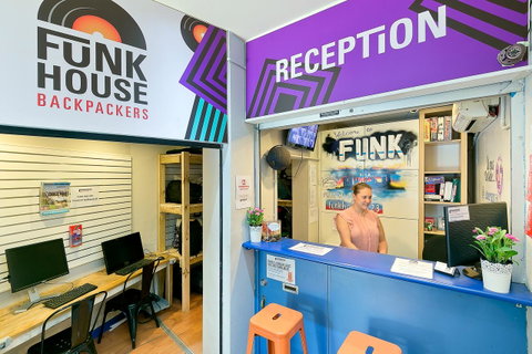 Mad Monkey Downtown - Tourism Adelaide 3