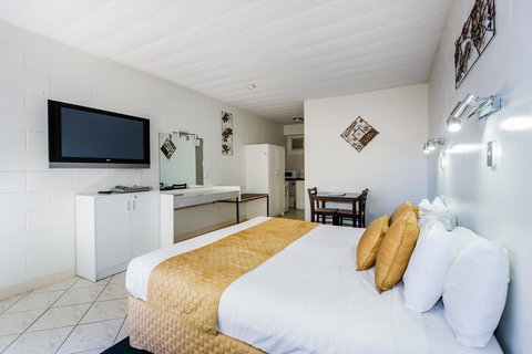 Elkira Court Motel - Tourism Adelaide 8