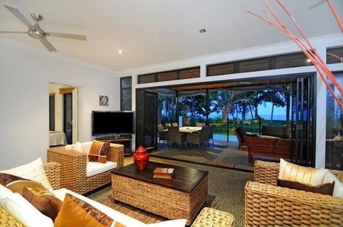 Bramston Beach - Luxury Holiday House - Tourism Adelaide 1