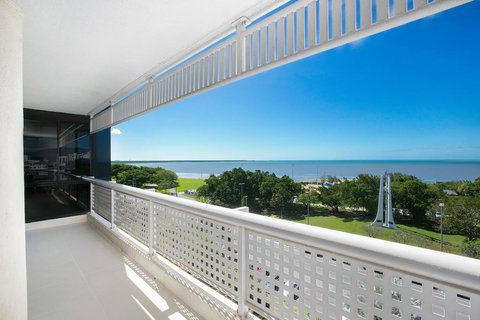 Cairns Luxury Waterfront Apartment - Tourism Adelaide 2