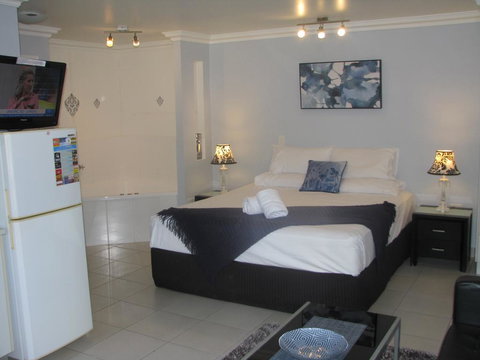 Charm City Motel - Tourism Adelaide 3