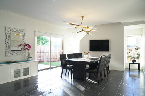 Classic 6BRM Villa In Melbourne - Tourism Adelaide 2