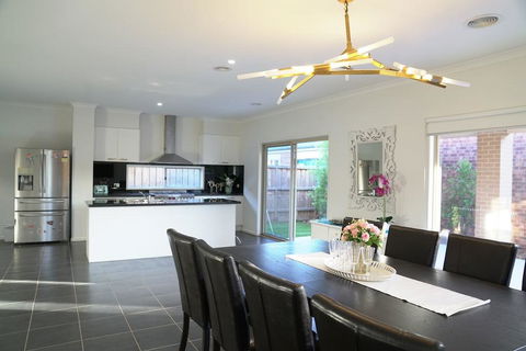 Classic 6BRM Villa In Melbourne - Tourism Adelaide 0