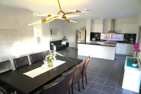 Classic 6BRM Villa In Melbourne - Tourism Adelaide 1