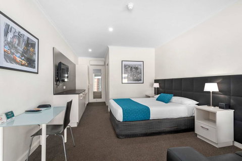 Comfort Inn & Suites Manhattan - Tourism Adelaide 0