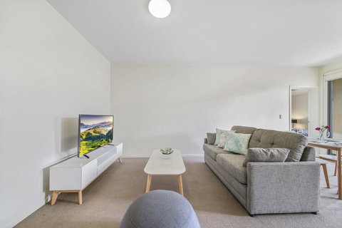 Comfy 2BR Suite Near Flemington Races, FREE Parking - Tourism Adelaide 1