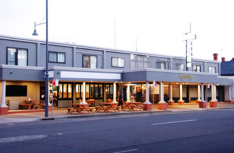 Commodore Motor Inn - Tourism Adelaide 0
