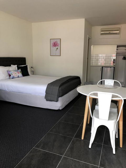 Commodore Motor Inn - Tourism Adelaide 3